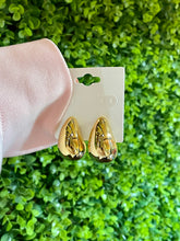 Load image into Gallery viewer, Kylie hoops
