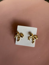 Load image into Gallery viewer, Gold bow studs

