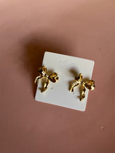 Load image into Gallery viewer, Gold bow studs
